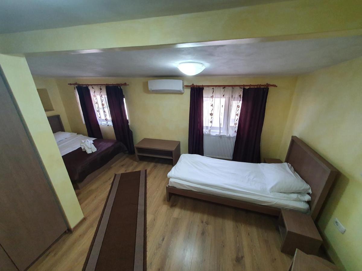 Efm Motel Brezoi Ngoại thất bức ảnh