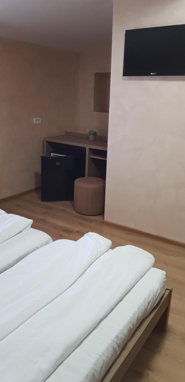 Efm Motel Brezoi Ngoại thất bức ảnh