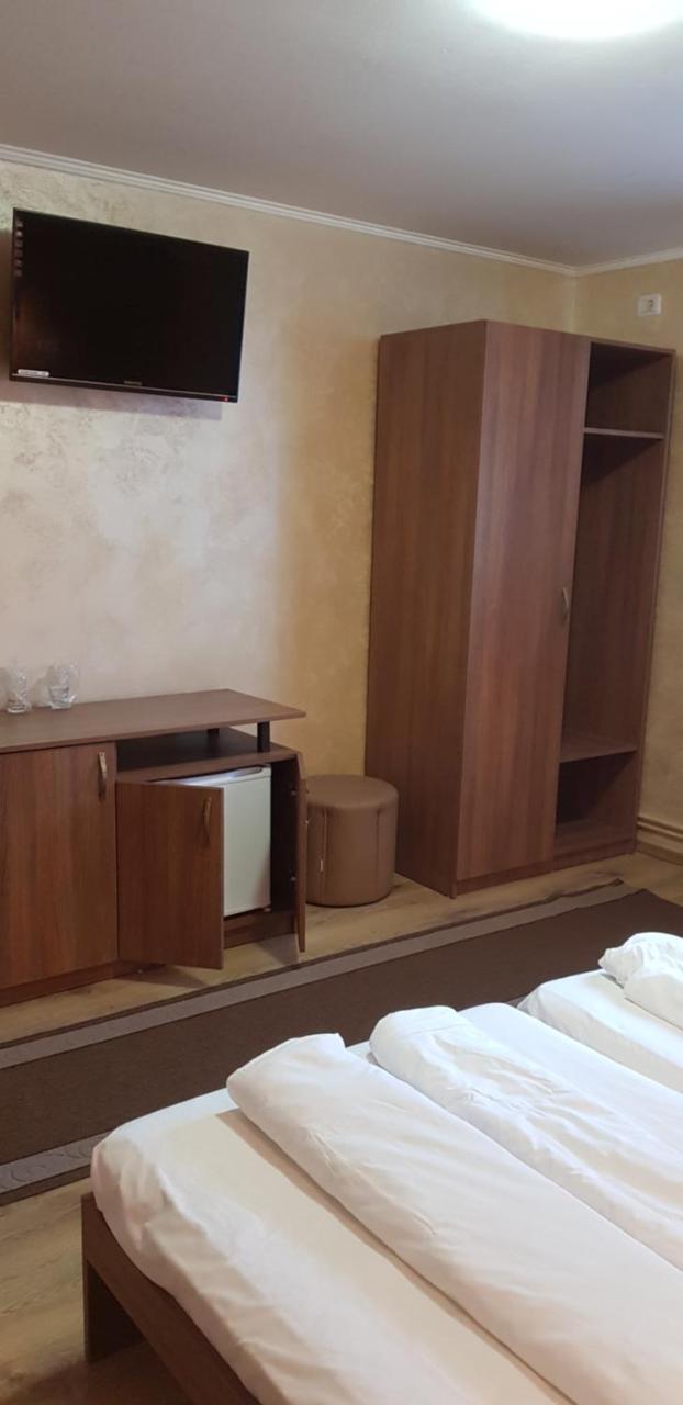 Efm Motel Brezoi Ngoại thất bức ảnh