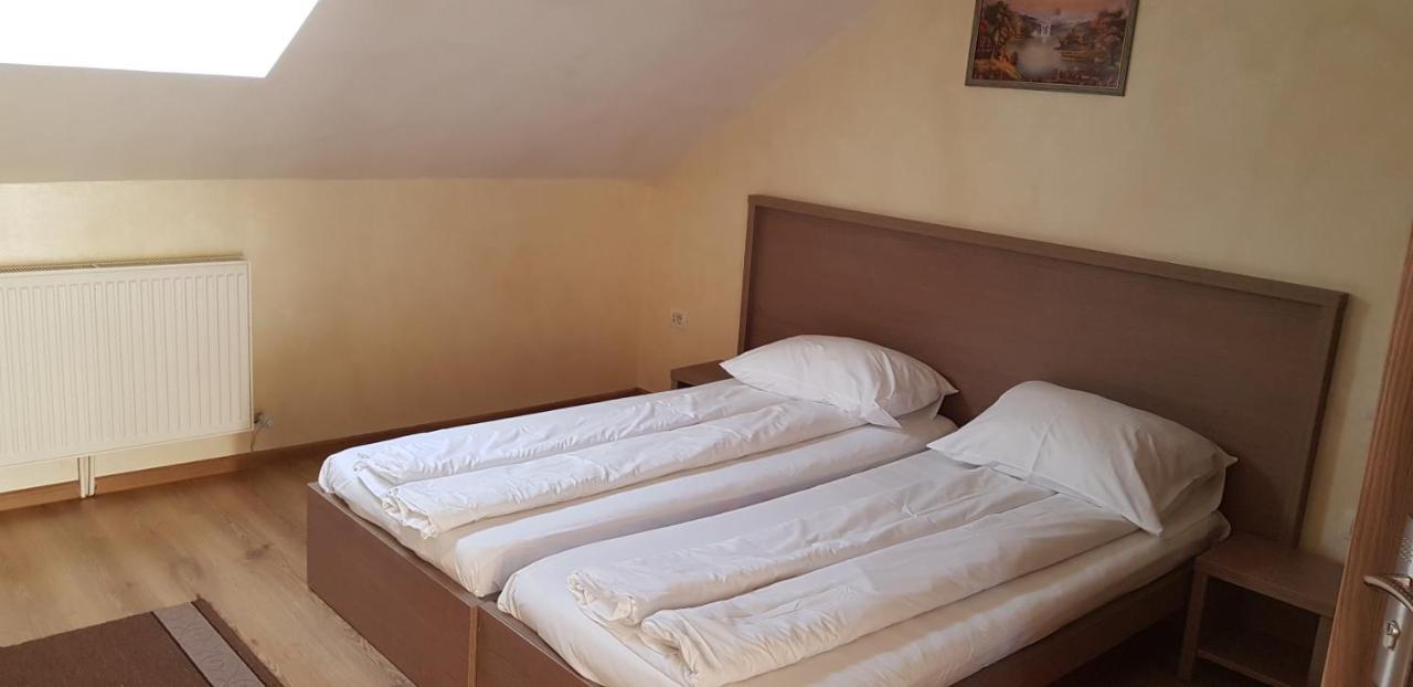 Efm Motel Brezoi Ngoại thất bức ảnh