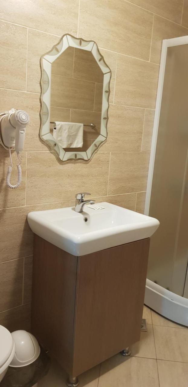 Efm Motel Brezoi Ngoại thất bức ảnh