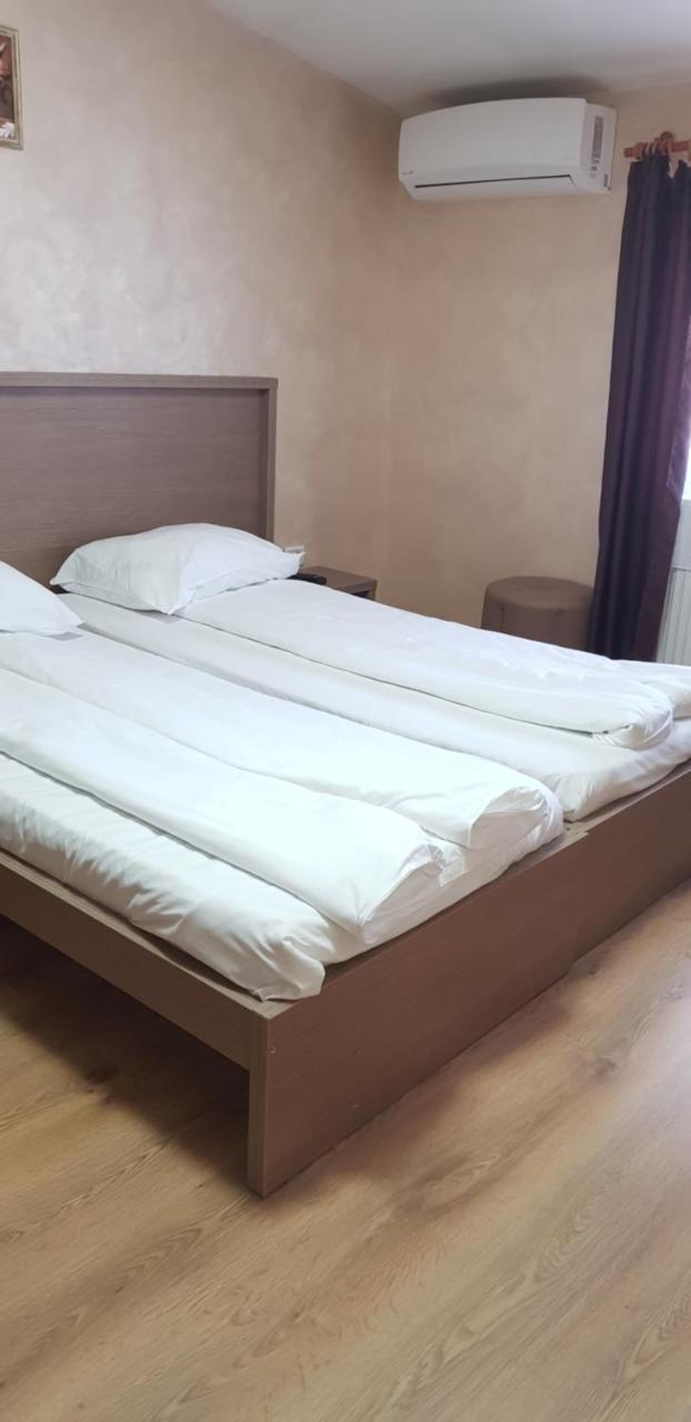 Efm Motel Brezoi Ngoại thất bức ảnh