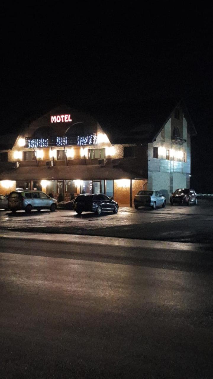 Efm Motel Brezoi Ngoại thất bức ảnh