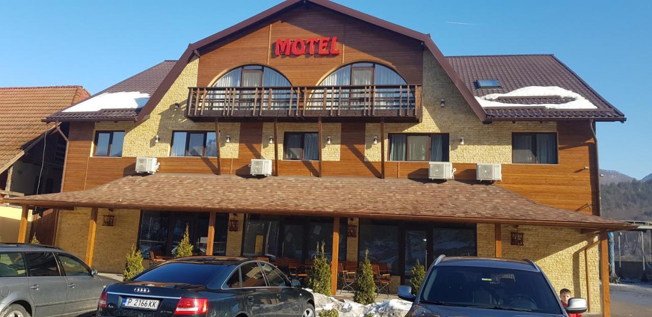 Efm Motel Brezoi Ngoại thất bức ảnh
