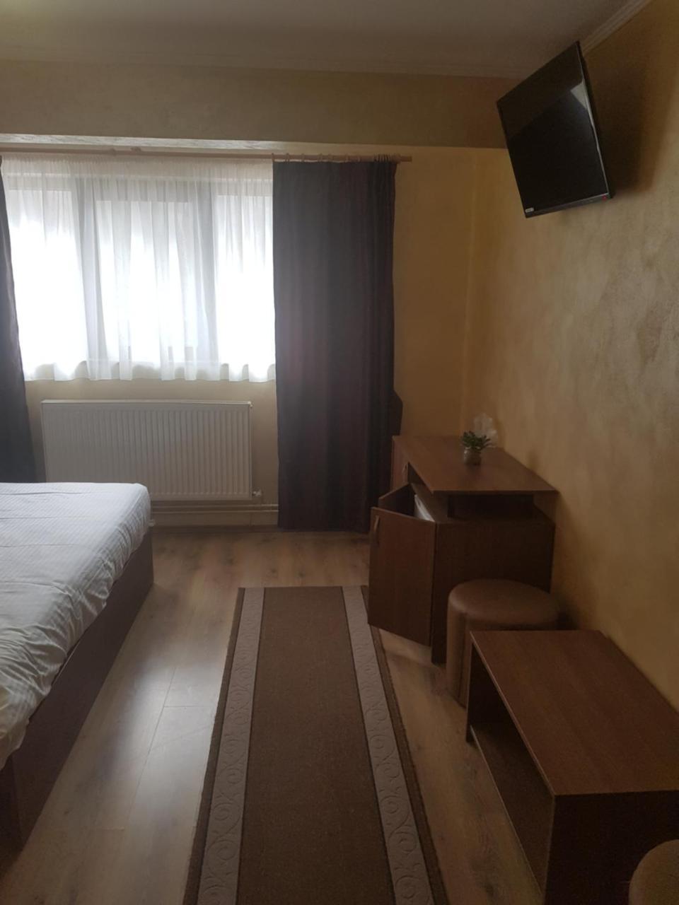 Efm Motel Brezoi Ngoại thất bức ảnh